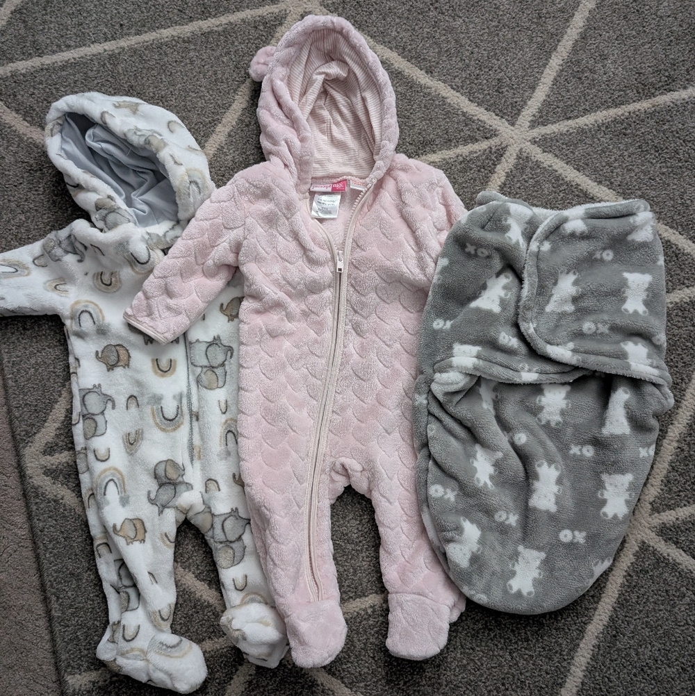Bundle Baby Girls Fleece Footed Pajamas And Swaddle - Picture 1 of 7